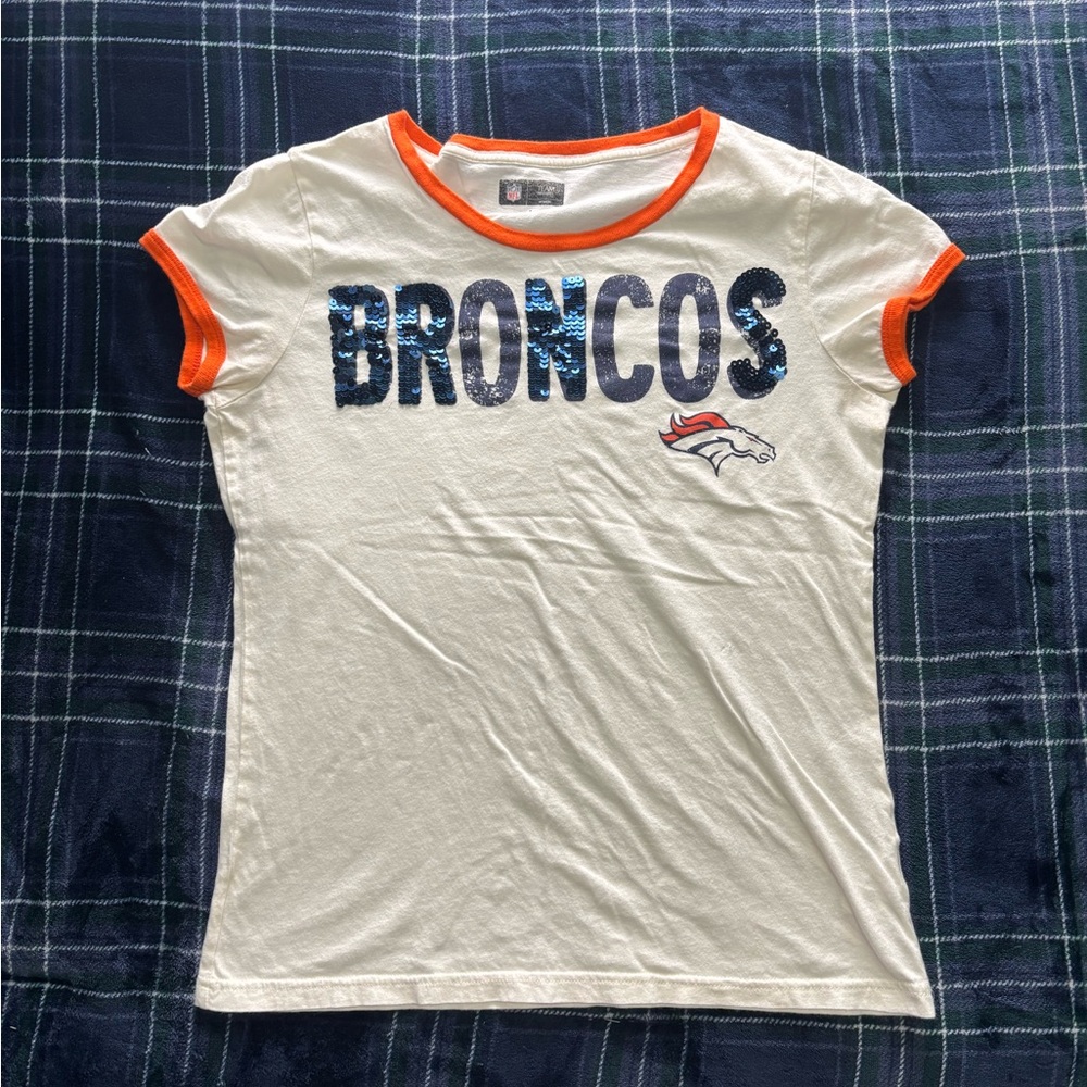 Vintage 80s style white Denver Broncos baby t w/orange trim&sequined logo. L